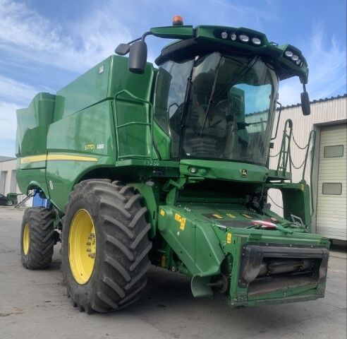 John Deere S770i grain harvester