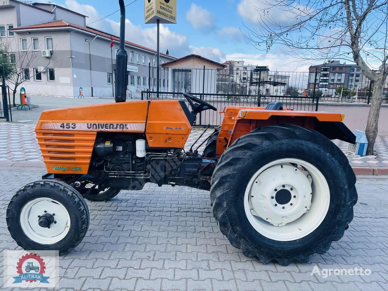 Universal 453 mini tractor