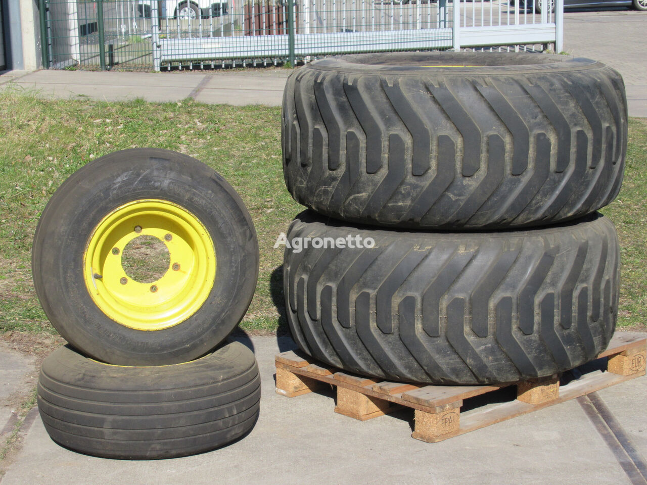 John Deere 5515V NOKIAN 550/60R22.5 + Voor Banden + Velg tractor tire